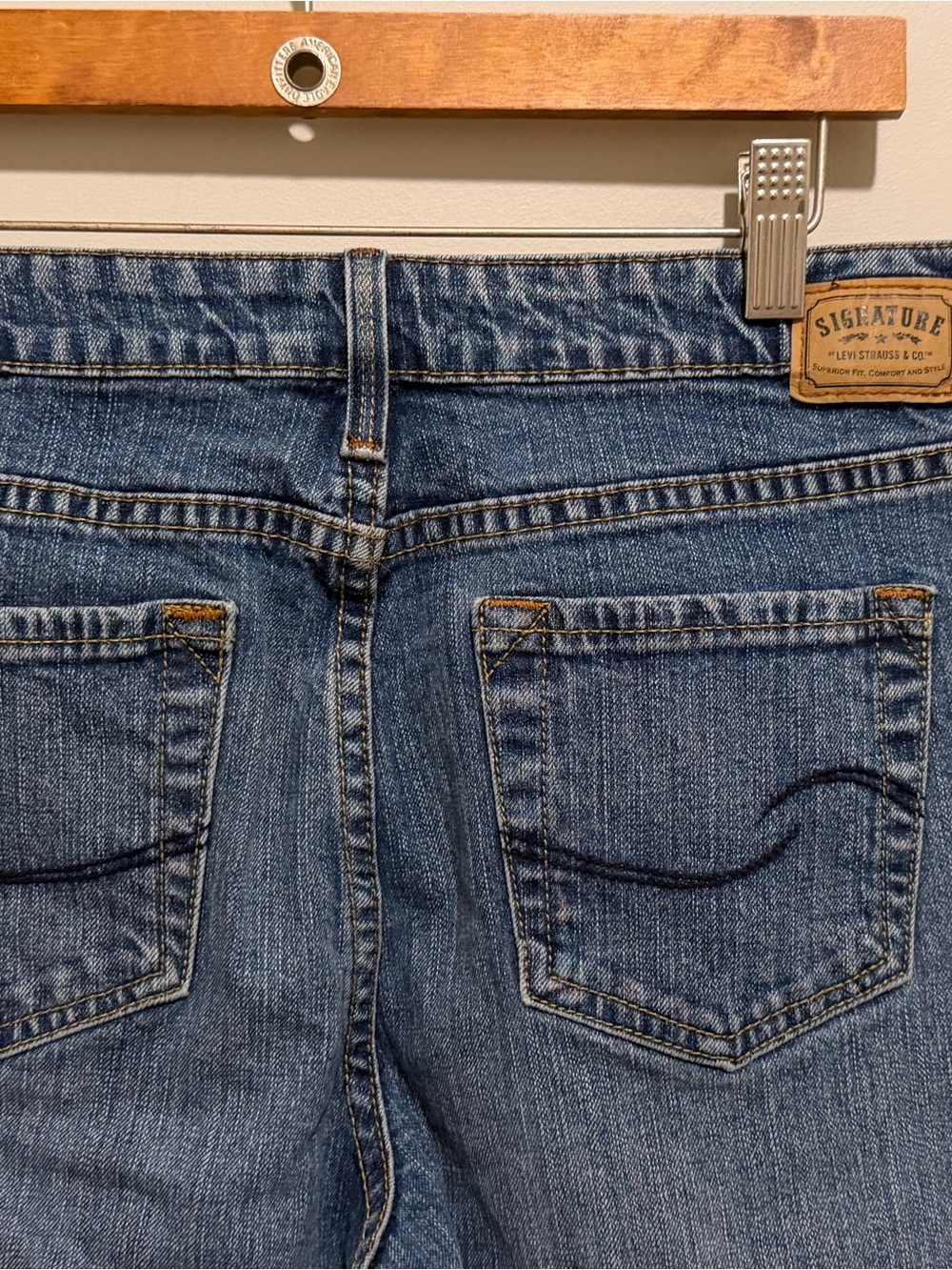 Y2K Mid Rise Levi’s - Picture 3 of 6